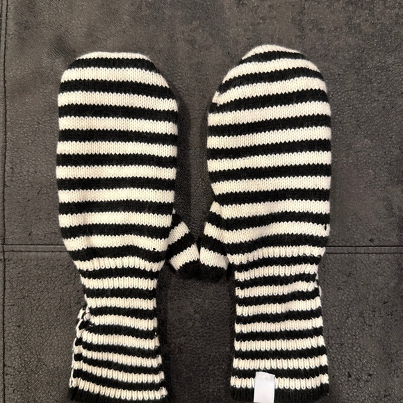 Striped knitted mittens black and white - Picture 2 of 2